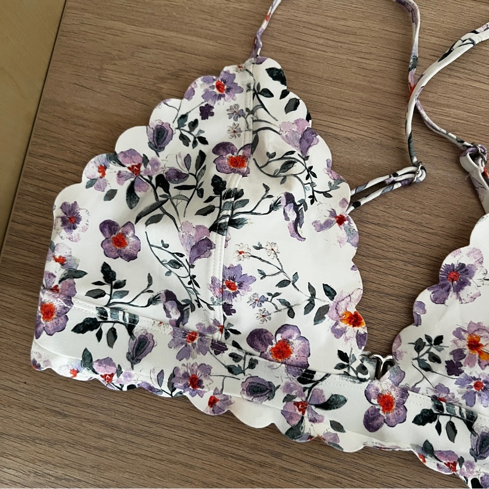 NWOT H&M Floral Print Scalloped Edge Bikini Swimsuit Top Adjustable Straps Cute - Picture 2 of 8